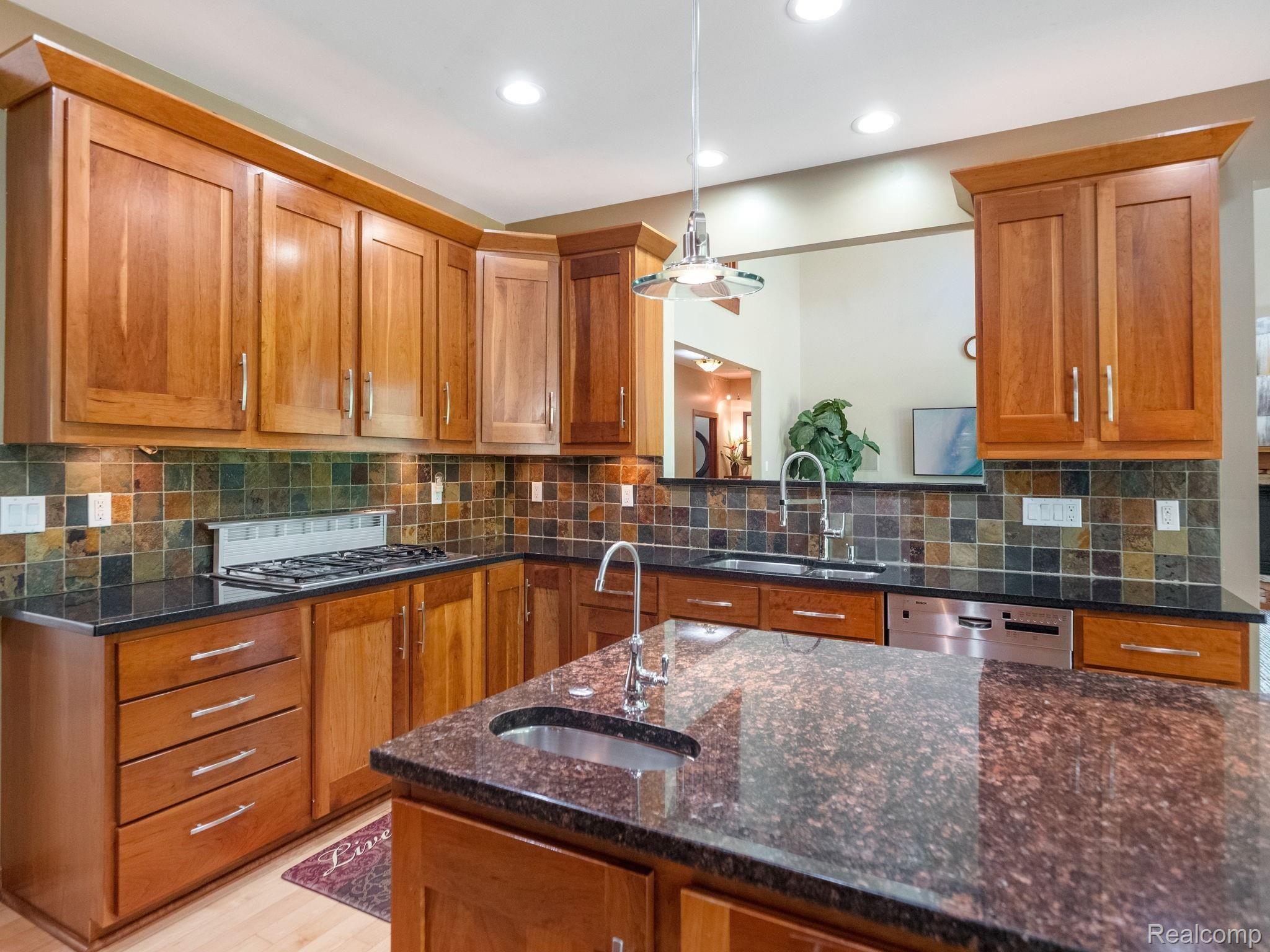 34600 Quaker Valley Road Farmington, MI 48331 - Photo 11 of 41 24-web-or-mls-P4022528.jpg