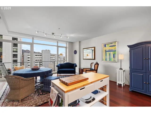 $335,000 | 1221 Southwest 10th Avenue, Unit 809, Portland, OR 97205