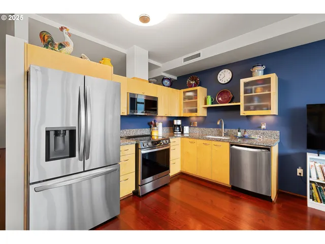 $335,000 | 1221 Southwest 10th Avenue, Unit 809, Portland, OR 97205