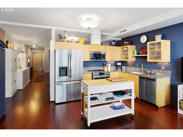 $335,000 | 1221 Southwest 10th Avenue, Unit 809, Portland, OR 97205