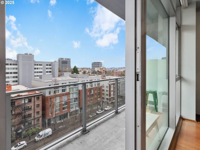 $335,000 | 1221 Southwest 10th Avenue, Unit 809, Portland, OR 97205