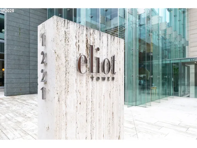 $335,000 | 1221 Southwest 10th Avenue, Unit 809, Portland, OR 97205