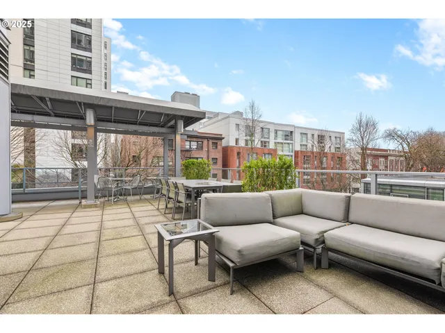 $335,000 | 1221 Southwest 10th Avenue, Unit 809, Portland, OR 97205