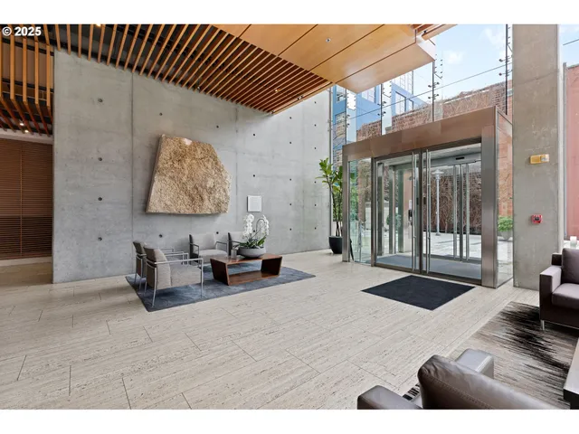 $335,000 | 1221 Southwest 10th Avenue, Unit 809, Portland, OR 97205