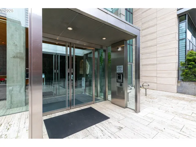 $335,000 | 1221 Southwest 10th Avenue, Unit 809, Portland, OR 97205