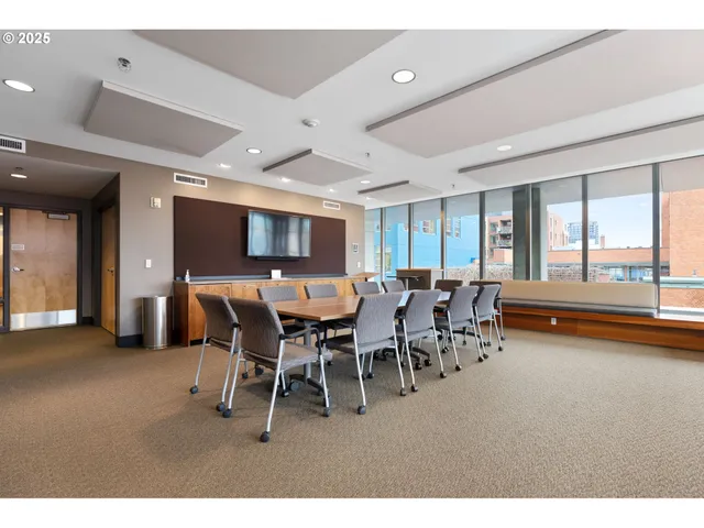 $335,000 | 1221 Southwest 10th Avenue, Unit 809, Portland, OR 97205