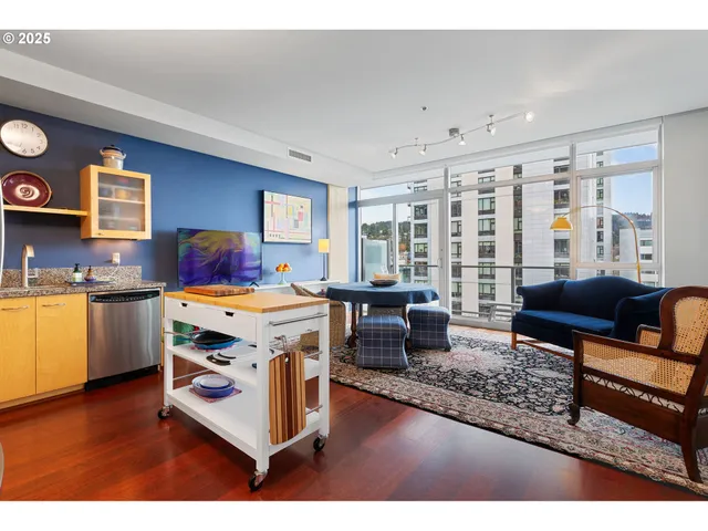 $335,000 | 1221 Southwest 10th Avenue, Unit 809, Portland, OR 97205