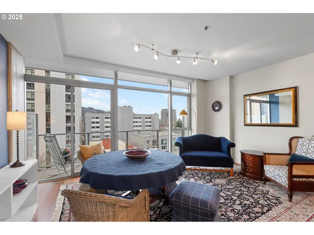 $335,000 | 1221 Southwest 10th Avenue, Unit 809, Portland, OR 97205