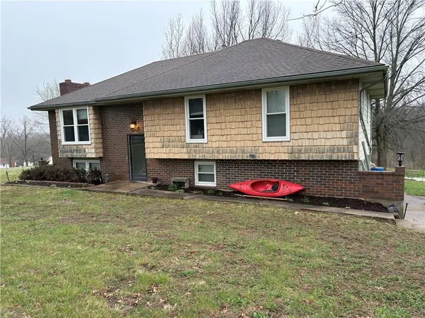 $384,900 | 6470 Southeast Horseshoe Drive, Holt, MO 64048