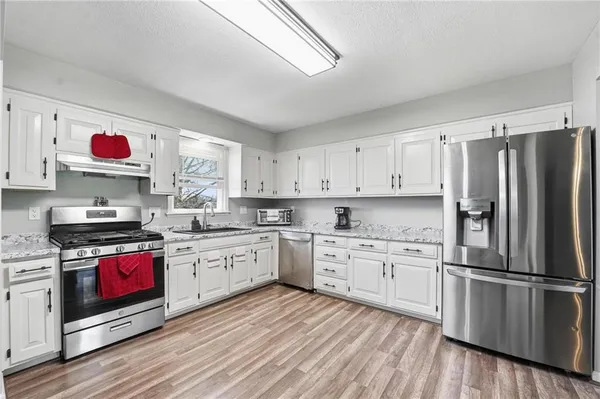 $384,900 | 6470 Southeast Horseshoe Drive, Holt, MO 64048