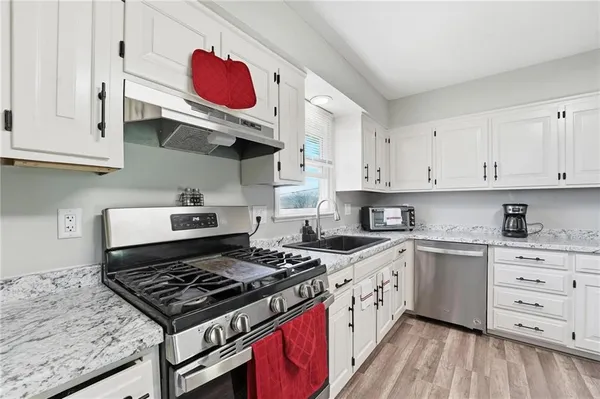 $384,900 | 6470 Southeast Horseshoe Drive, Holt, MO 64048