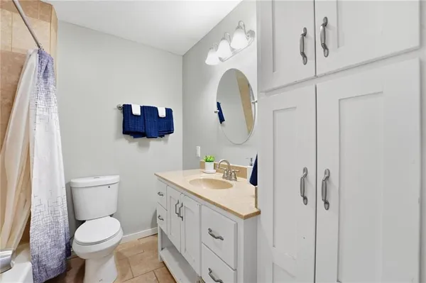 $384,900 | 6470 Southeast Horseshoe Drive, Holt, MO 64048