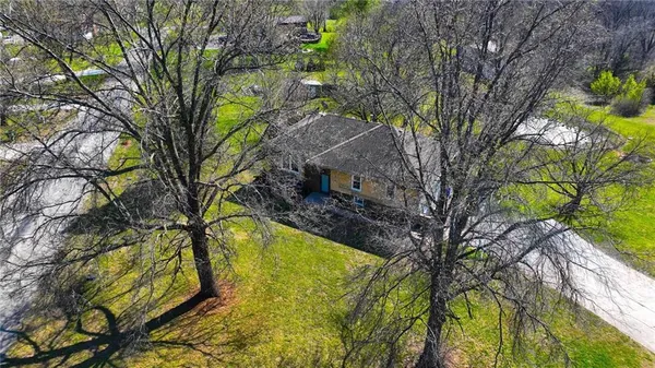 $384,900 | 6470 Southeast Horseshoe Drive, Holt, MO 64048