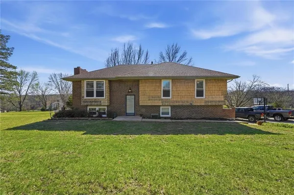 $384,900 | 6470 Southeast Horseshoe Drive, Holt, MO 64048