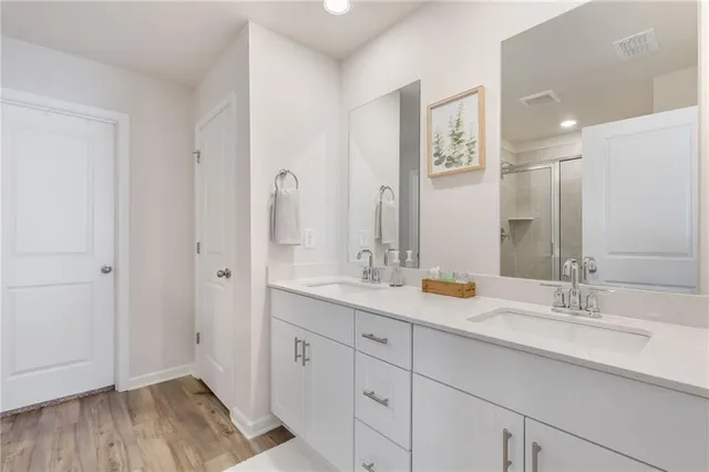 a en suite bathroom with double sink and a mirror
