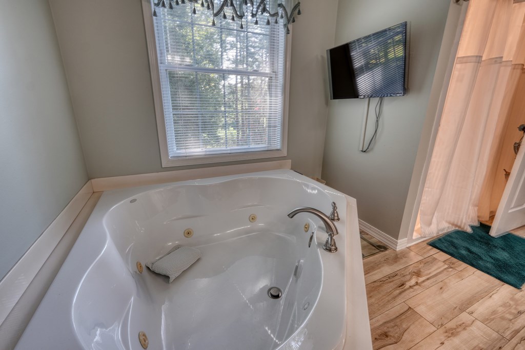 79 Mashie Lane Murphy, NC 28906 - Photo 34 of 76 a bathroom with a tub and a window