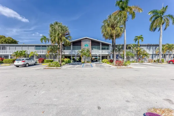 a very nice looking room with many windows
