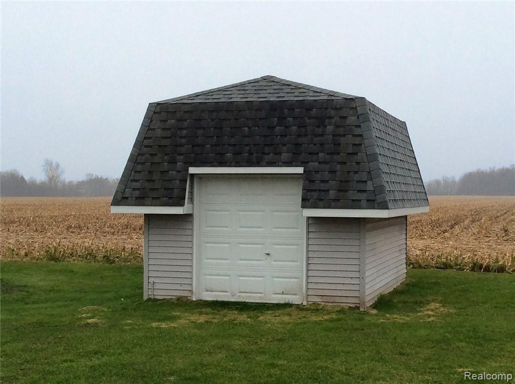 9105 Beecher Road Flushing, MI 48433 - Photo 17 of 22 barn2 17' x 12'