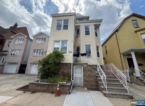 $3,300 | 308 Davis Avenue, Unit 2, Harrison, NJ 07029