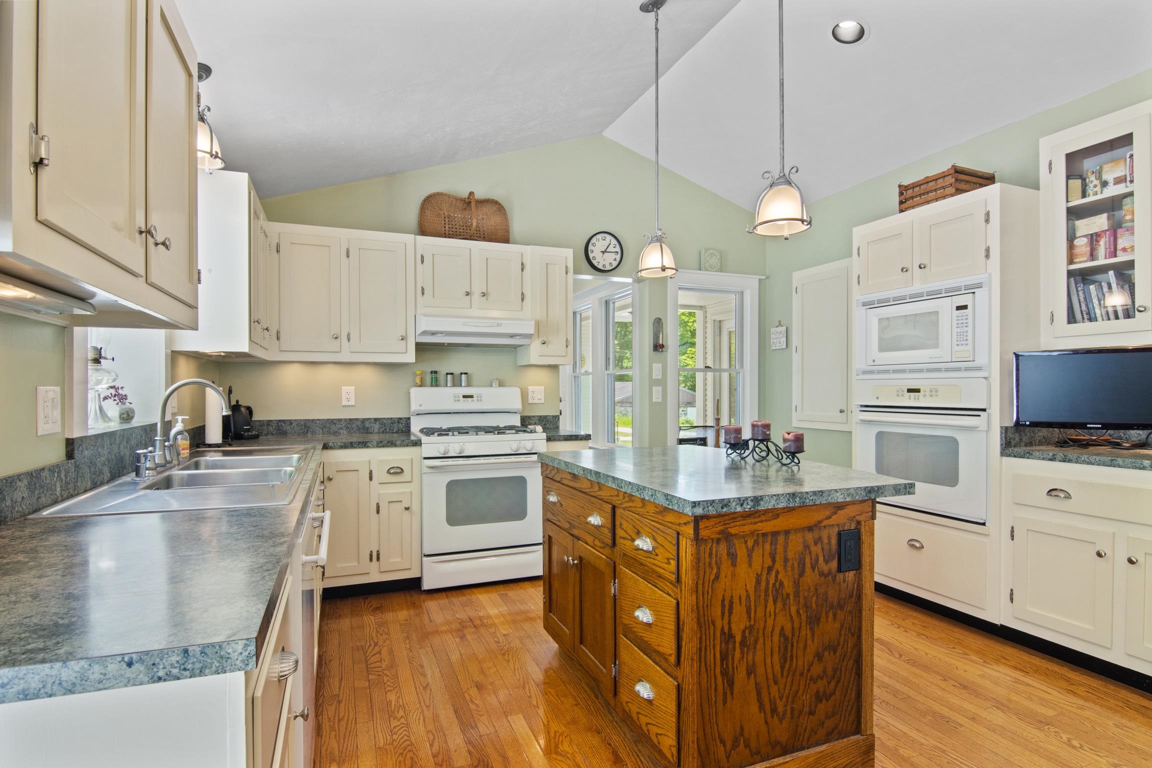 1740 North Setterbo Road Suttons Bay, MI 49682 - Photo 9 of 47 1935216-3e1ce6c9-bd58-48fb-8d97-435e1101495d.JPG