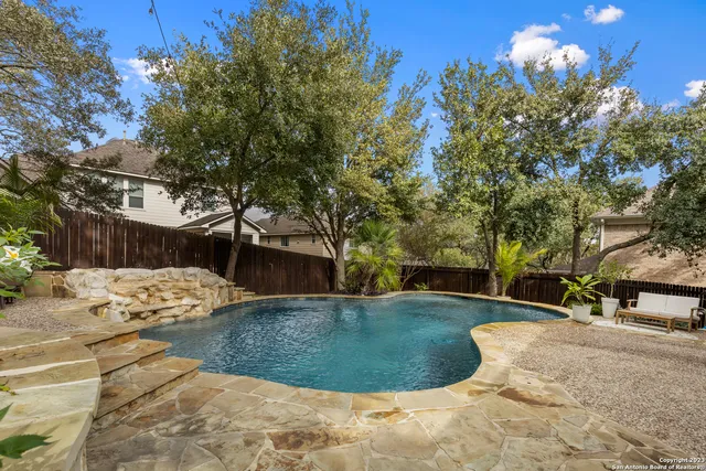 a view of a backyard