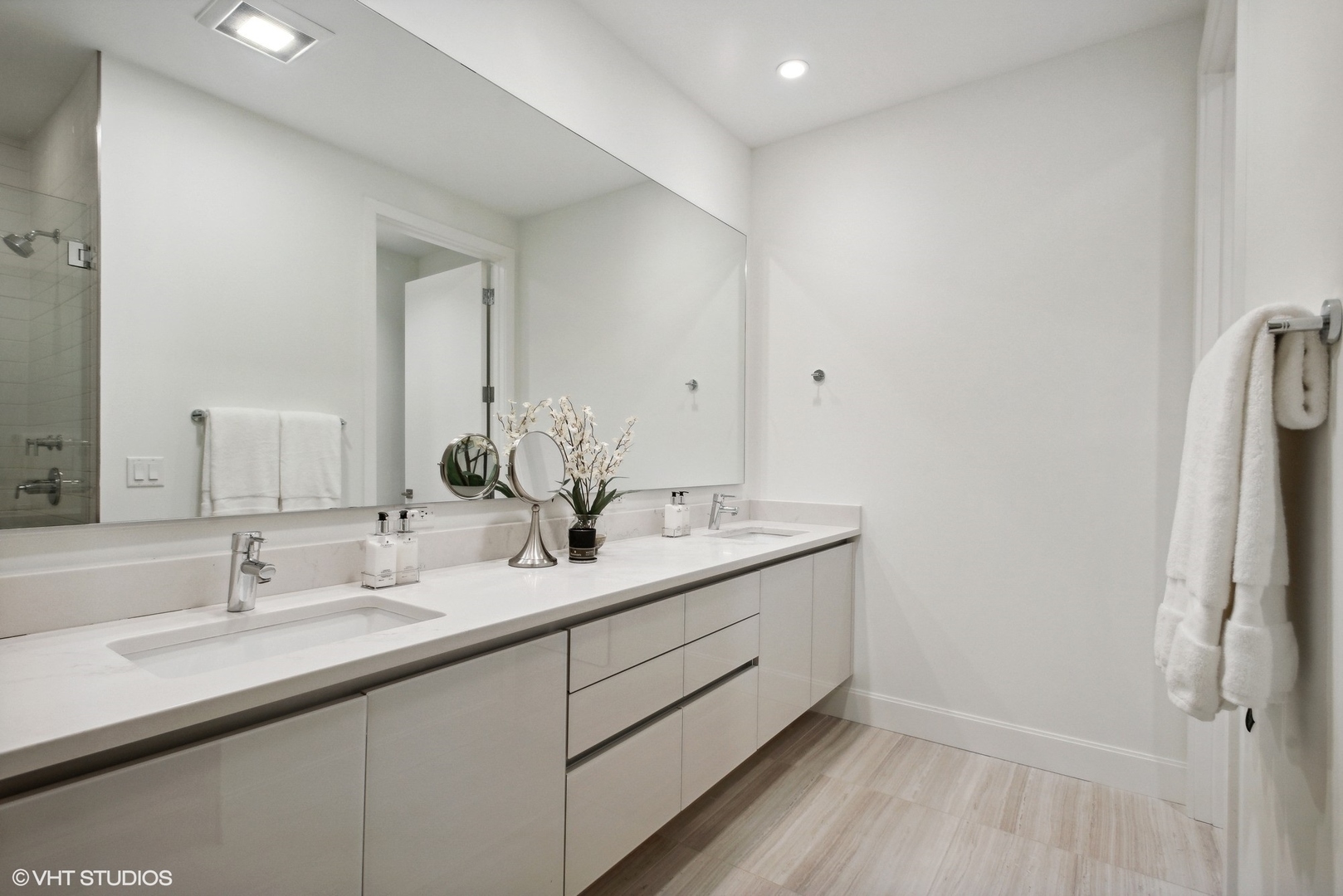 36 North Carpenter Street, Unit 2N Chicago, IL 60607 - Photo 21 of 25 a bathroom with a double vanity sink and mirror