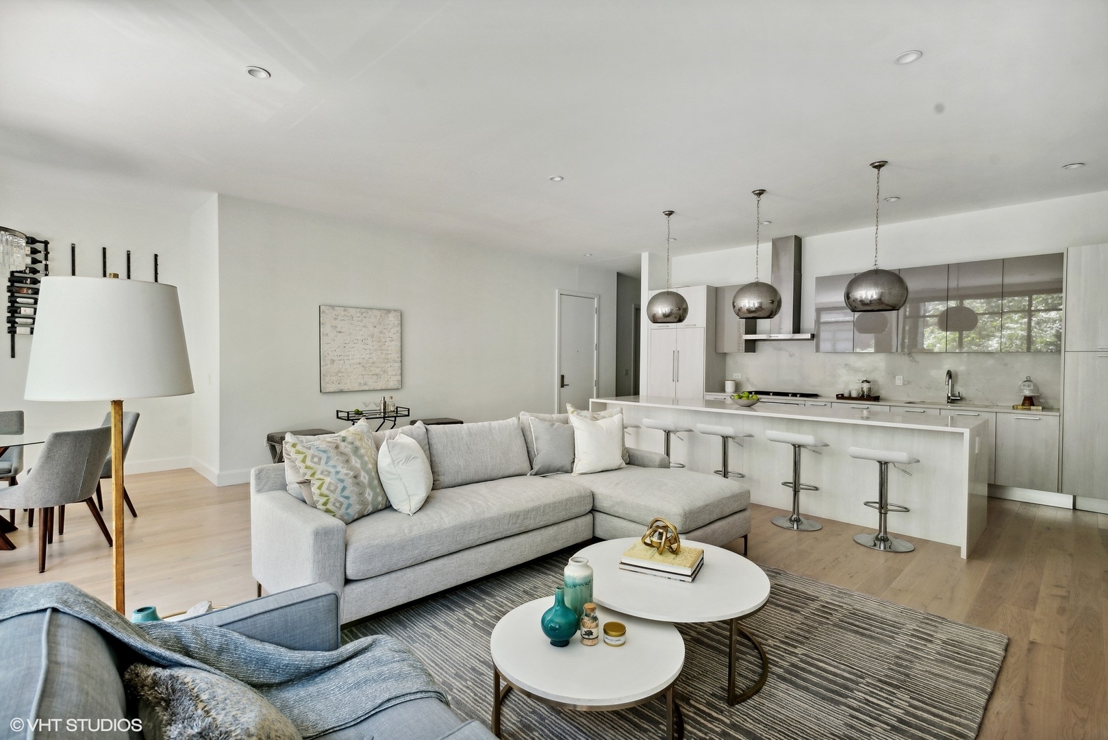 36 North Carpenter Street, Unit 2N Chicago, IL 60607 - Photo 4 of 25 a living room with furniture and kitchen area