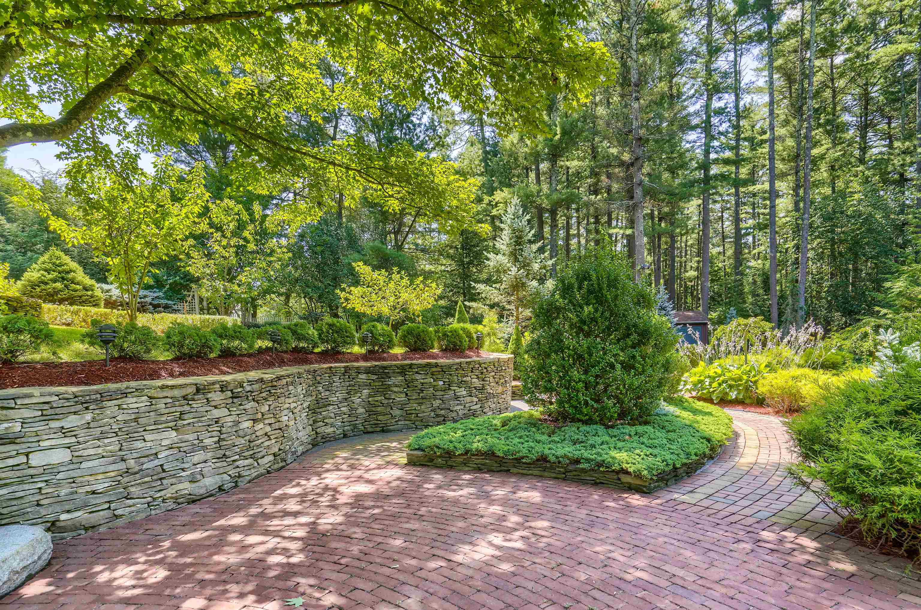 16 Camelot Road Windham, NH 03087 - Photo 31 of 40