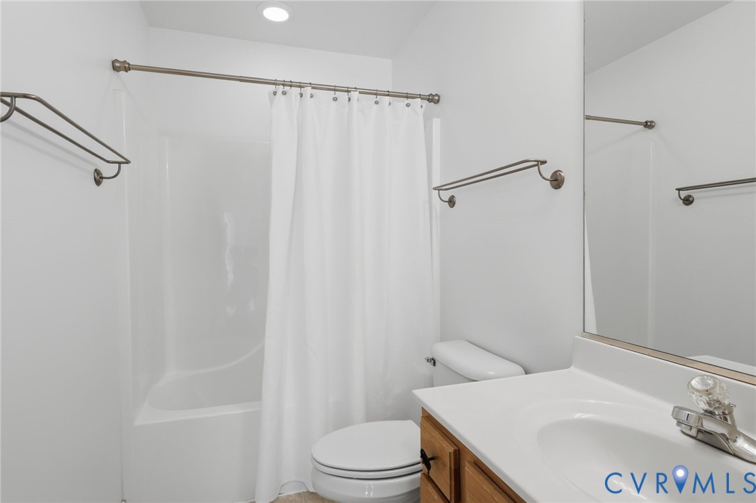 3236 Lakewood Road Glen Allen, VA 23060 - Photo 17 of 45 Second floor full bathroom with tub