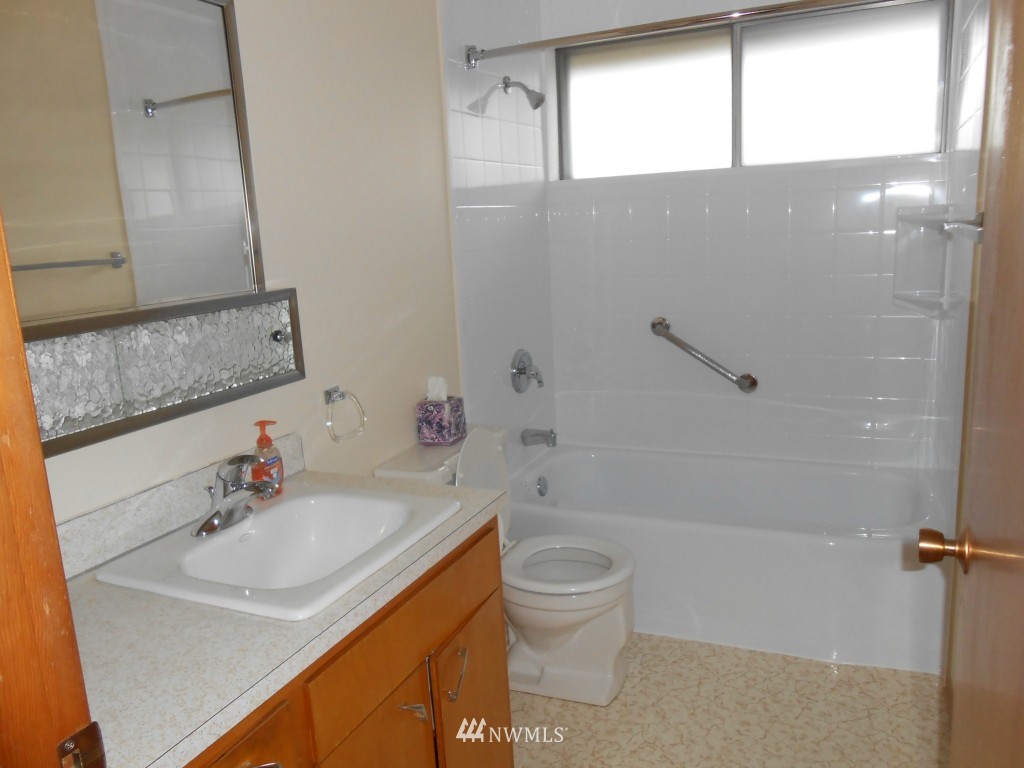 2303 Mitchell Road Southeast Port Orchard, WA 98366 - Photo 11 of 15 Gallery Image 11