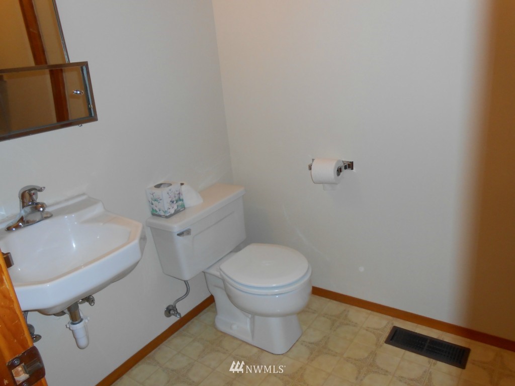 2303 Mitchell Road Southeast Port Orchard, WA 98366 - Photo 12 of 15 Gallery Image 12
