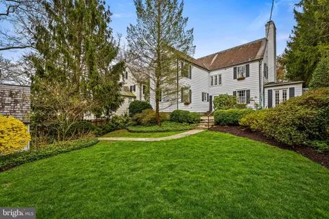 a view of a garden and basketball court