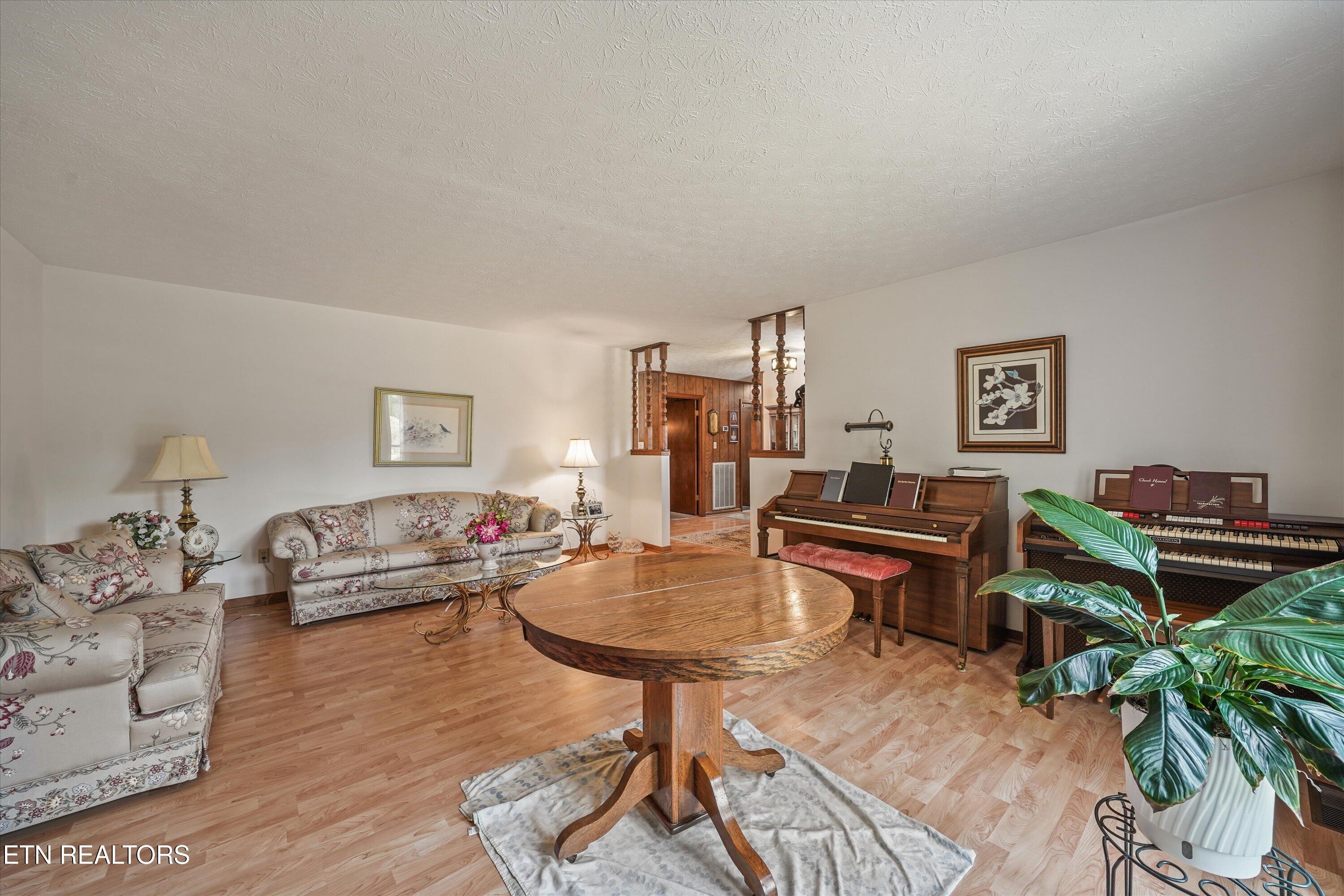 8120 Bell Road Knoxville, TN 37938 - Photo 17 of 44 Living Room: Main