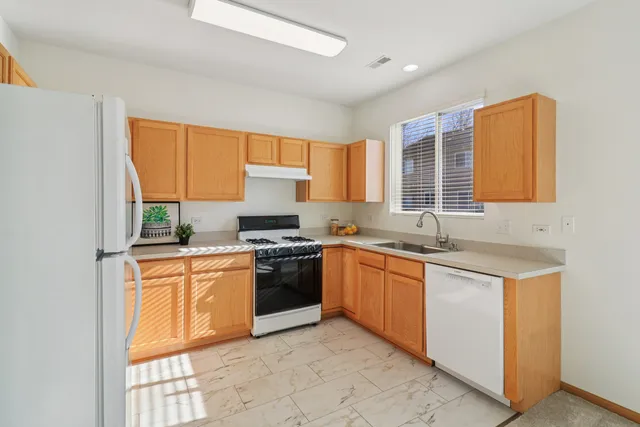 $234,900 | 31647 TallGrass Court, Lakemoor, IL 60051