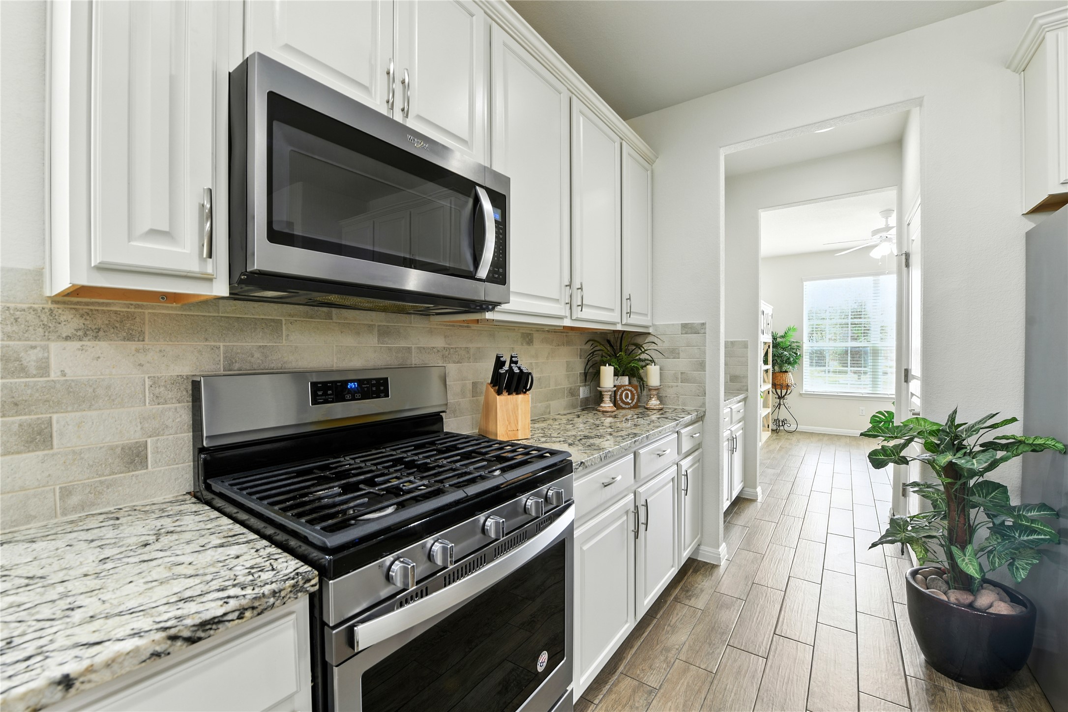 107 Calhoun Lane Georgetown, TX 78633 - Photo 6 of 36 Gas stove with micrwave above