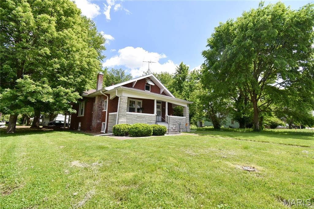 302 South Hackman Street Staunton, IL 62088 - Photo 2 of 38