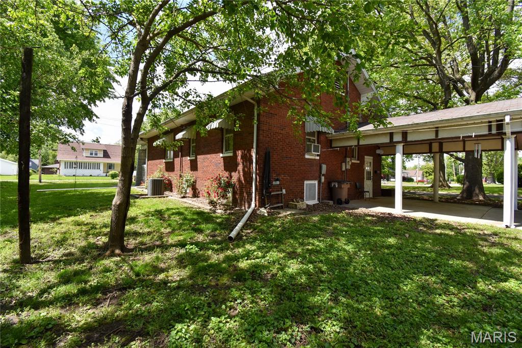 302 South Hackman Street Staunton, IL 62088 - Photo 4 of 38