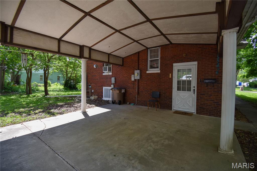 302 South Hackman Street Staunton, IL 62088 - Photo 6 of 38