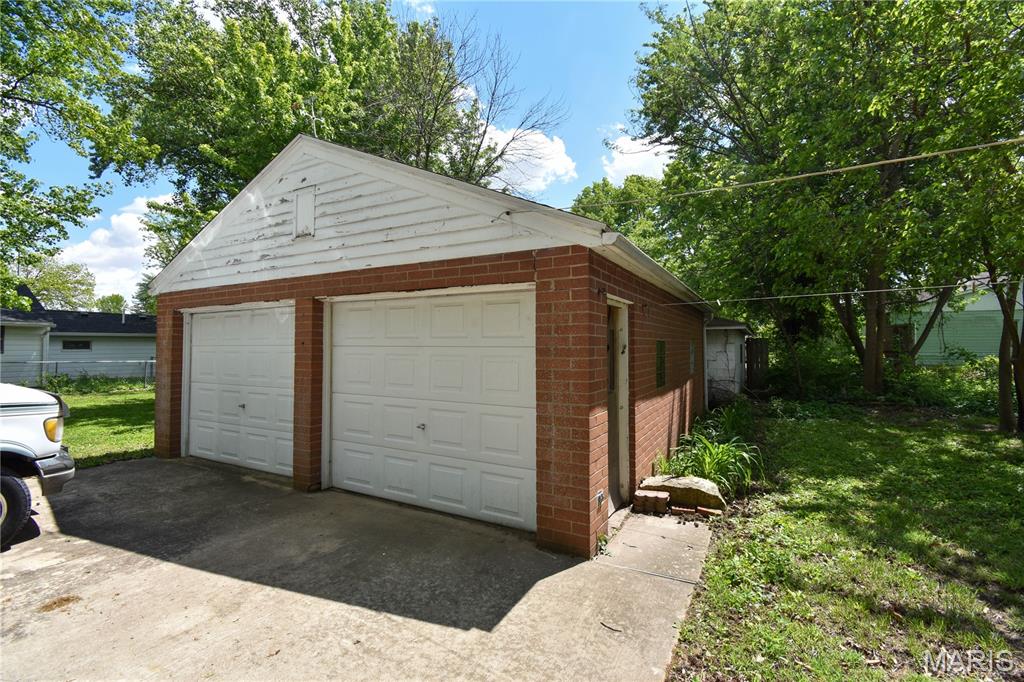 302 South Hackman Street Staunton, IL 62088 - Photo 7 of 38
