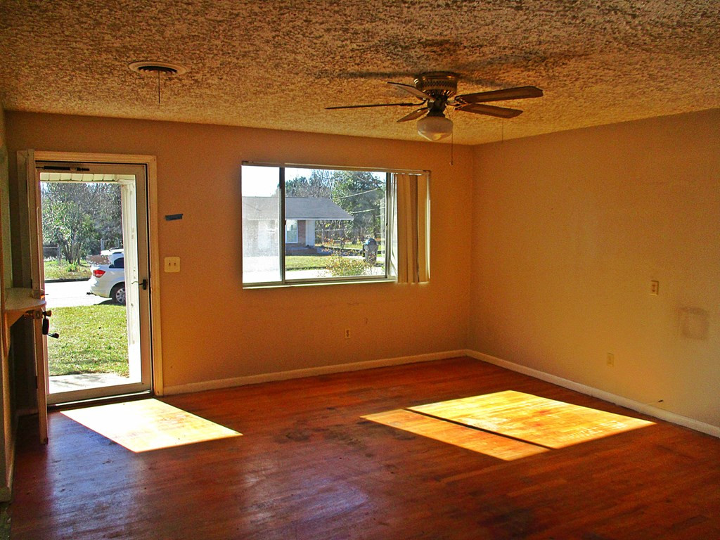 3015 Jeanne Road Augusta, GA 30906 - Photo 3 of 12 Living Room