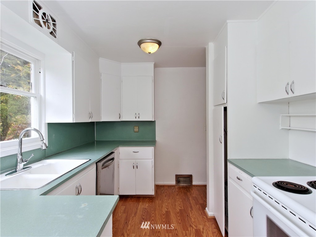 11464 Renton Avenue South Seattle, WA 98178 - Photo 9 of 14 Gallery Image 9