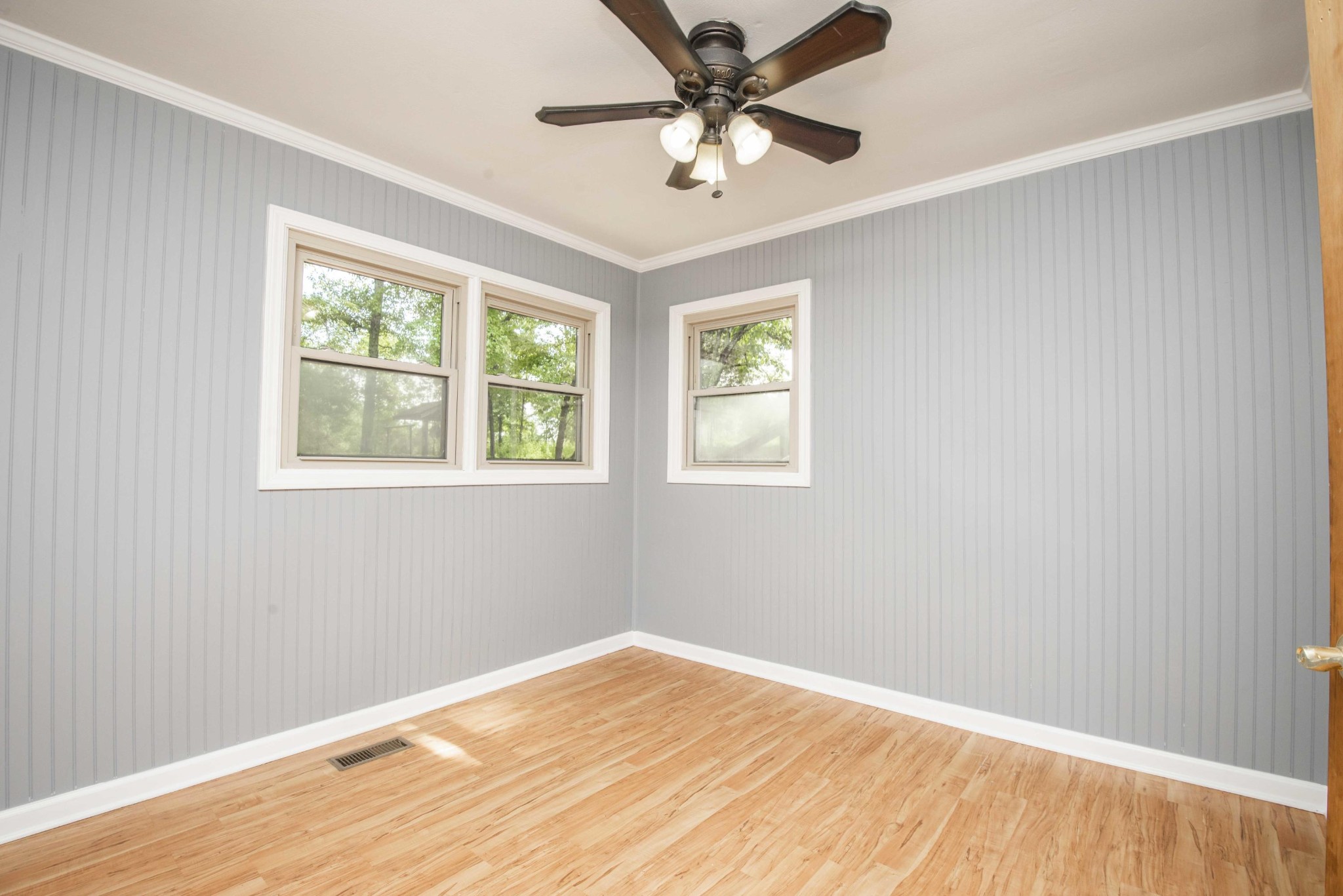 1455 Kiser Road Philadelphia, TN 37846 - Photo 19 of 40 a view of a big room with wooden floor and a chandelier fan