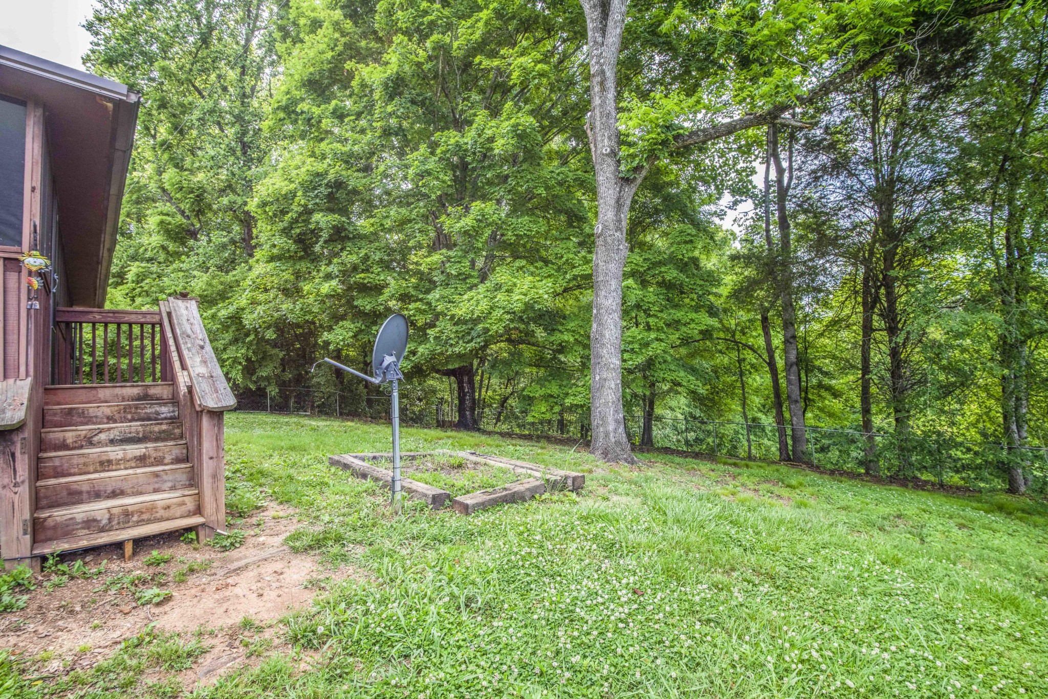1455 Kiser Road Philadelphia, TN 37846 - Photo 28 of 40 a backyard of a house with trampoline