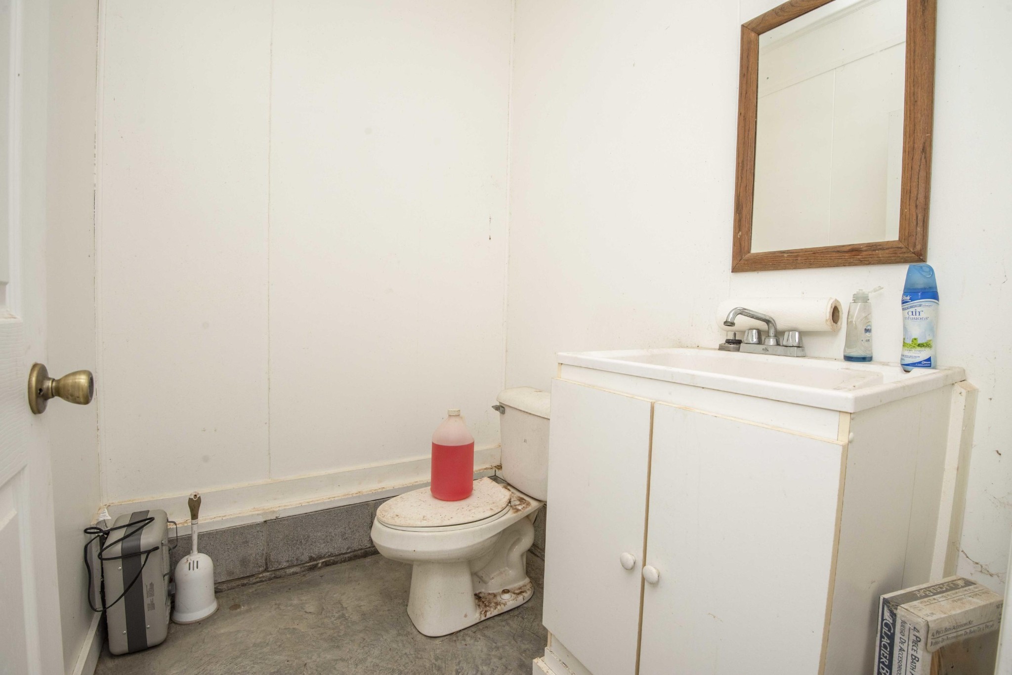 1455 Kiser Road Philadelphia, TN 37846 - Photo 36 of 40 a bathroom with a sink and a toilet