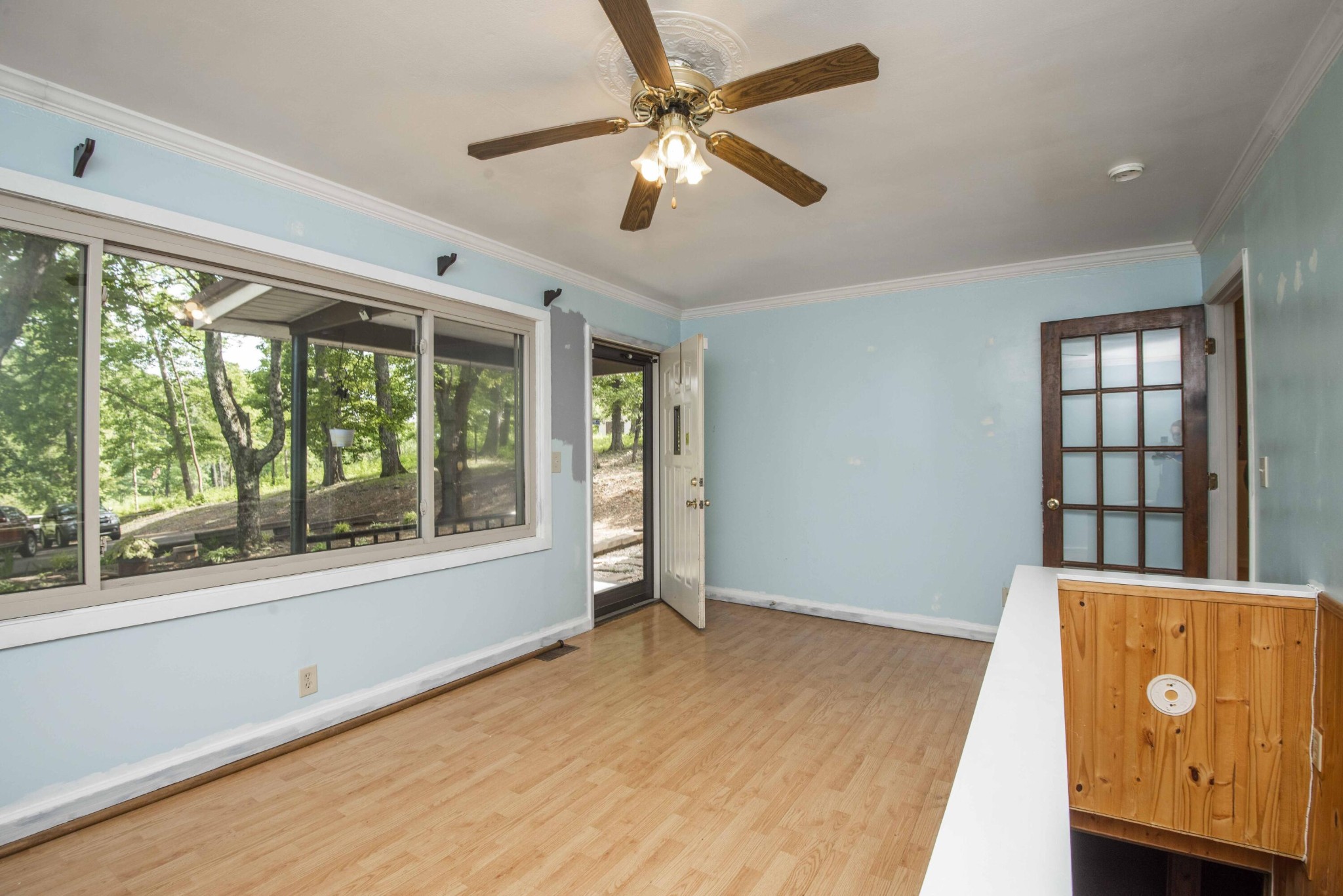 1455 Kiser Road Philadelphia, TN 37846 - Photo 6 of 40 a view of a livingroom with a window and wooden floor