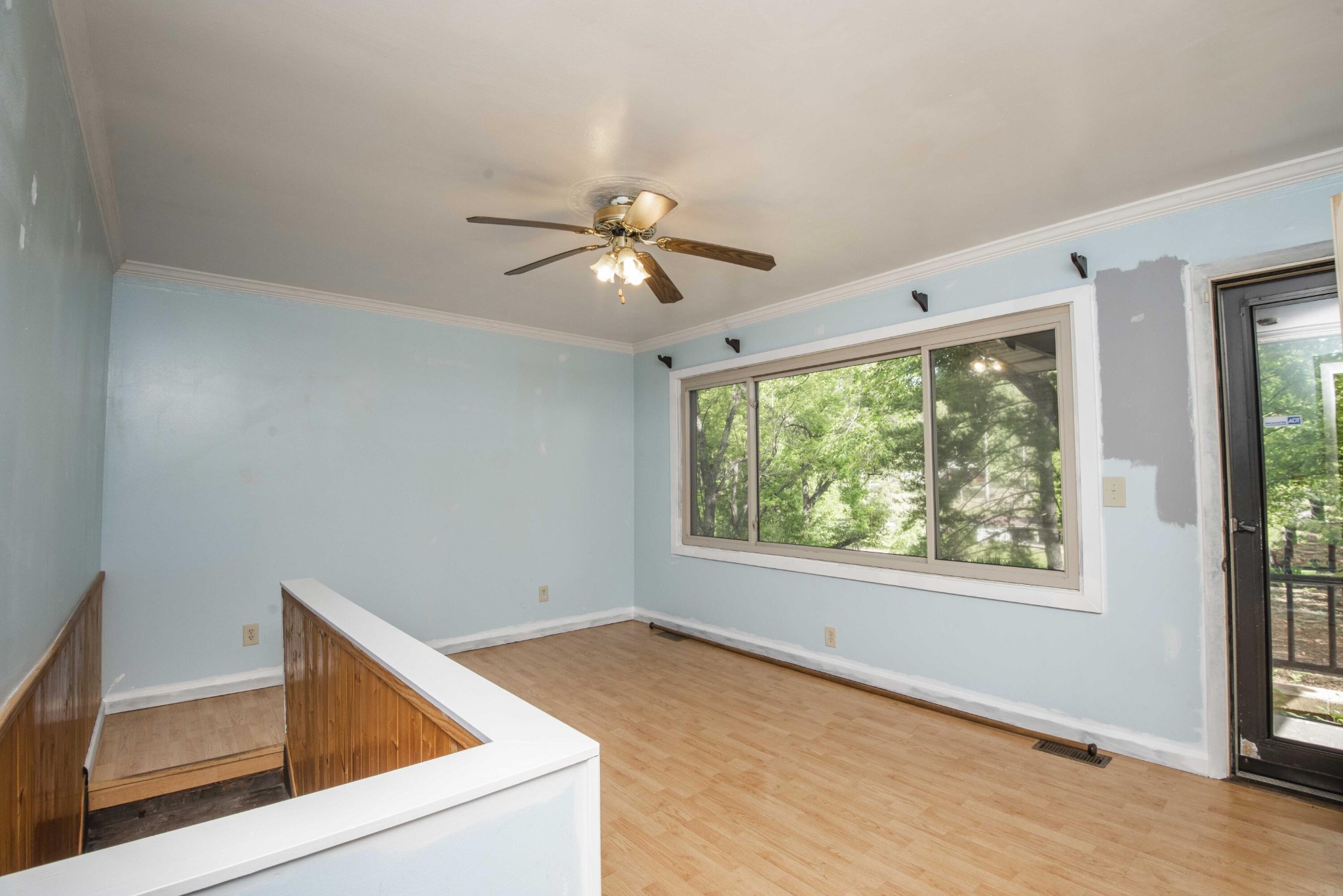 1455 Kiser Road Philadelphia, TN 37846 - Photo 8 of 40 a view of room with window and ceiling fan