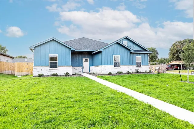 a view of a back yard