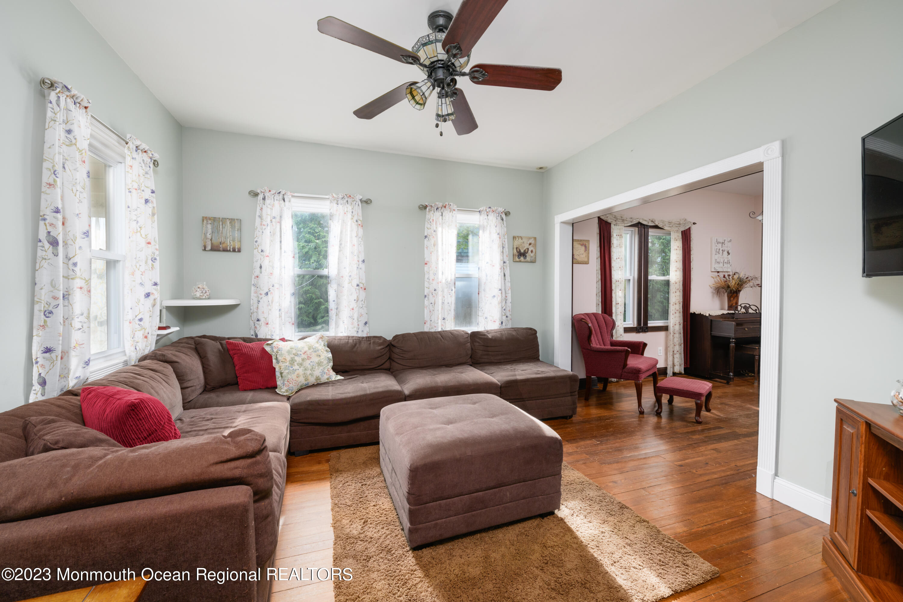16 Broadway Belford, NJ 07718 - Photo 4 of 16 Family Room