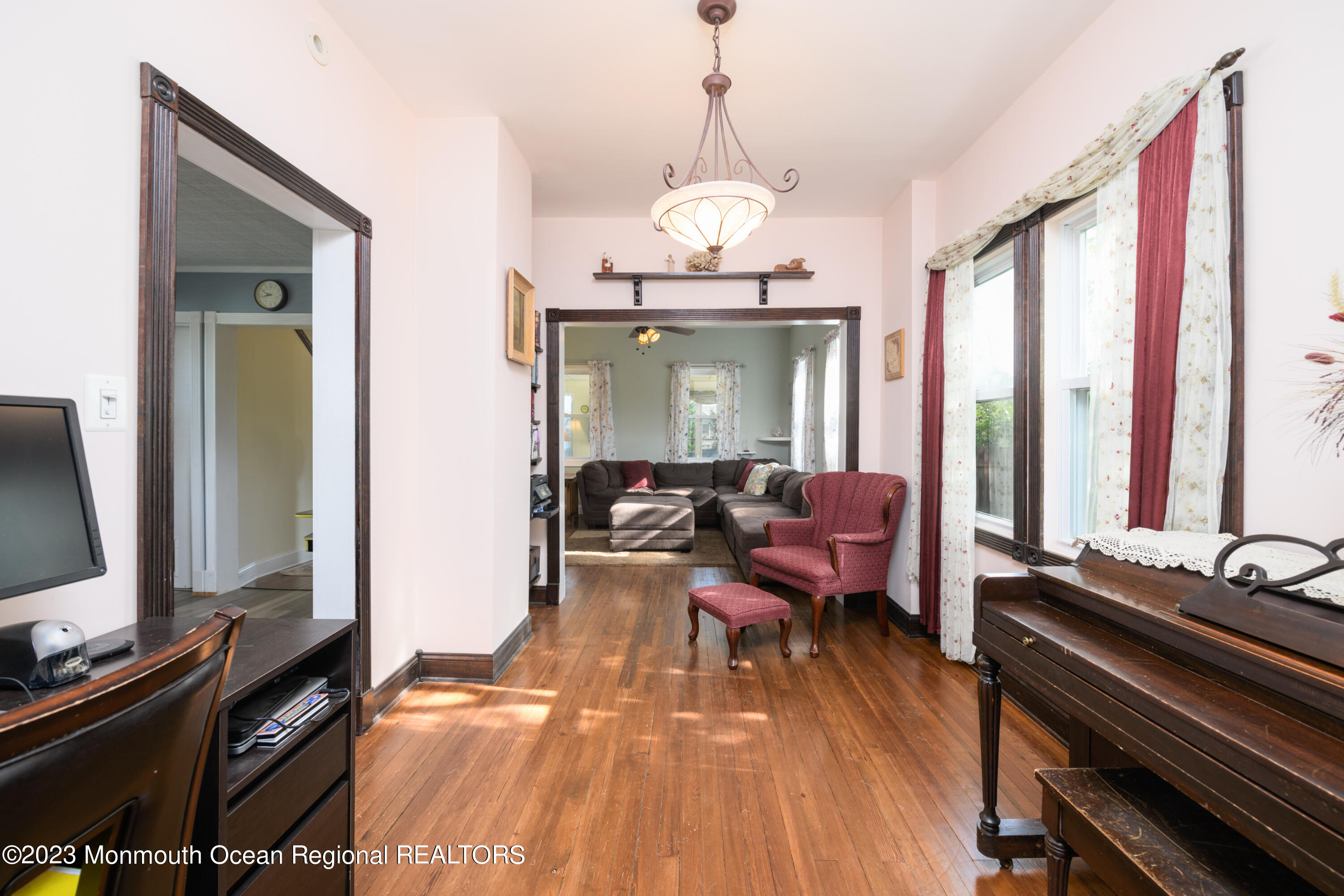 16 Broadway Belford, NJ 07718 - Photo 5 of 16 Living Room