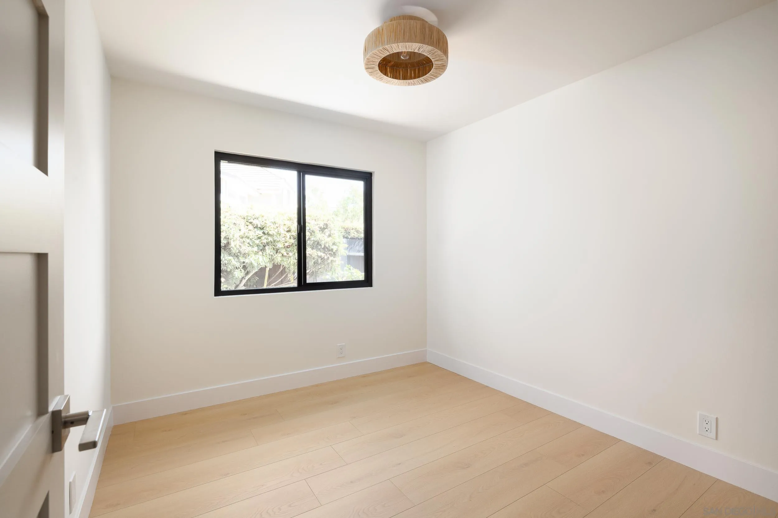 1502 Vanessa Circle Encinitas, CA 92024 - Photo 28 of 40 an empty room with windows